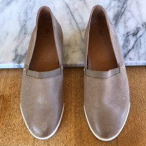 Barely worn Frye Leather Slip-on’s Size W7.5 Tan